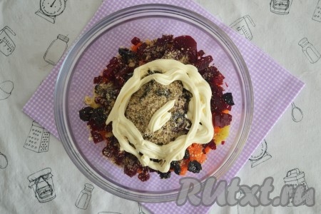 Заправить майонезом и перемешать.