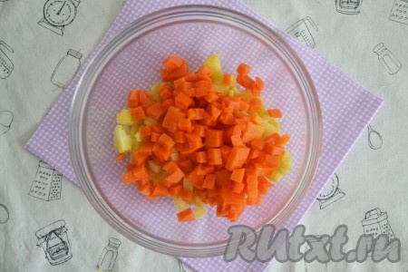 Морковь сварить в кожуре, затем остудить, очистить, нарезать мелкими кубиками и выложить к картошке.
