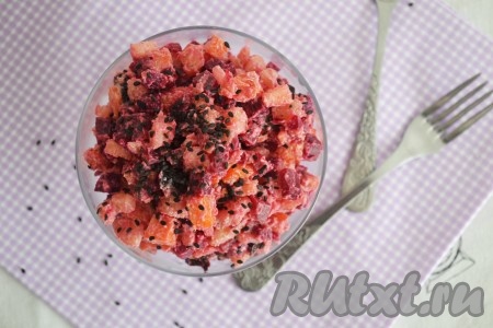 Салат "Виолетта" со свеклой получает вкусным, сытным. На стол его можно подать в пиалах или креманках, посыпав кунжутом.
