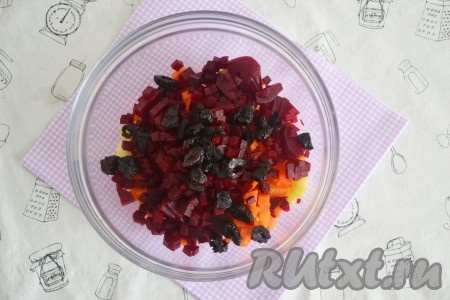 Чернослив нарезать небольшими кусочками и выложить в салат.
