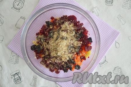 Очистить грецкие орехи, измельчить в крошку с помощью кофемолки или скалки, добавить к другим ингредиентам, посолить салат по вкусу.
