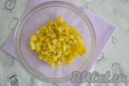 Отварить картофель в кожуре, остудить, очистить и нарезать мелкими кубиками (для нарезки картошки можно использовать специальную сеточку-нарезку).
