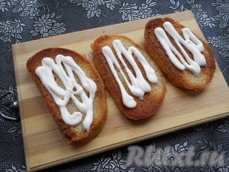 Далее смазать гренки щедро майонезом.