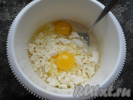 Добавить в кефирную смесь творог и яйца.