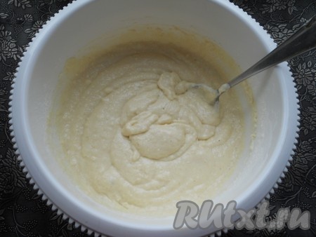 Тщательно все перемешать. Тесто получится по консистенции, как густая сметана.