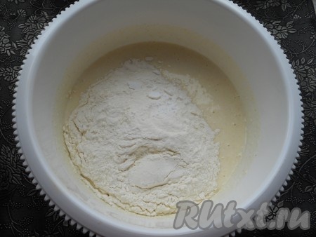 Всыпать просеянную с разрыхлителем муку и ванильный сахар.