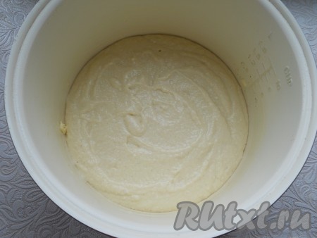 Чашу мультиварки смазать сливочным маслом и выложить подготовленное тесто.