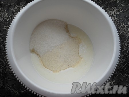 К кефиру комнатной температуры добавить сахар и манную крупу. Перемешать и оставить на 10 минут.
