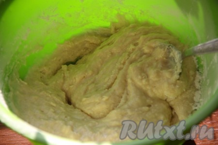 Взбить яйца с сахаром венчиком в объёмной миске, затем влить растительное масло, добавить ванильный сахар, перемешать. Влить молоко, снова перемешать. Всыпать муку, тщательно перемешать тесто для оладий ложкой.