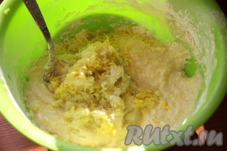 1 яблоко, очистив от кожуры и семечек, натереть на мелкой тёрке и вместе с выделившимся в процессе натирания соком добавить в тесто. Сюда же добавить цедру лимона и разрыхлитель.