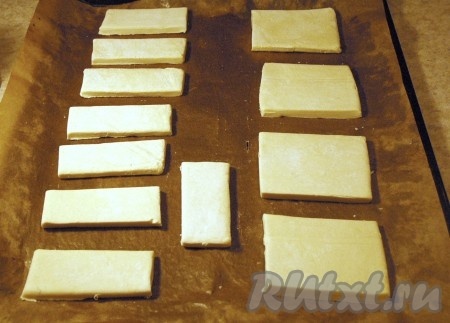 Достали тесто из пакета и разрезали его, не раскатывая(!), на пласты любого размера, какой вам захочется.