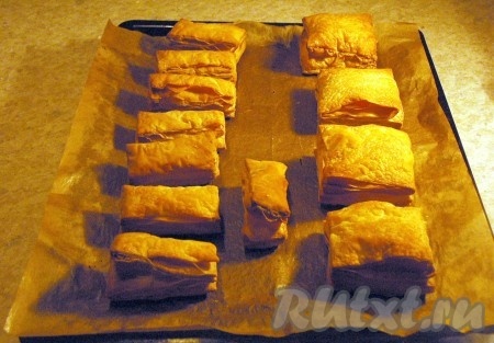 Отправим в заранее нагретую до 180 градусов духовку. Примерно через 15 минут достаем.