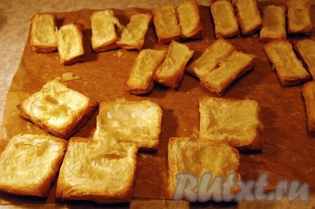 Остудим, затем разрежем пополам, на два пласта.