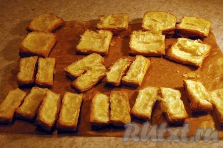 Остудим, затем разрежем пополам, на два пласта.