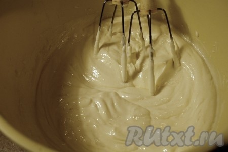 Взбиваем сливки. Сахар добавляем по вкусу.