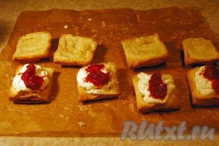 На другой части пирожных поверх сливок размещаем свежую протертую с сахаром бруснику. Можно использовать любое варенье.