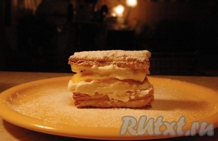 Сверху размещаем вторую половинку испеченного теста, тоже смазанную взбитыми сливками. И наше пирожное готово.