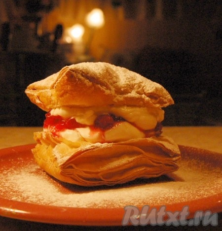 Сверху размещаем вторую половинку испеченного теста, тоже смазанную взбитыми сливками. И наше пирожное готово.