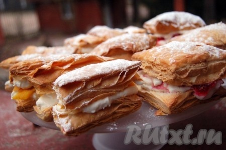 Пирожные из слоёного теста со взбитыми сливками