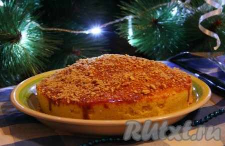 Готовый манник можно полить глазурью или, как я, смазать варенной сгущенкой. А можно, разрезав пирог на 2 коржа, промазать сметаной, взбитой с сахаром.
