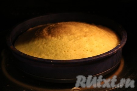 Отправить форму в микроволновку и выпекать манник при мощности 700 Ватт около 6 минут. Время можете слегка регулировать, в зависимости от самой микроволновой печи. Главное - сильно не пересушить пирог (готовность можно проверить деревянной зубочисткой).
