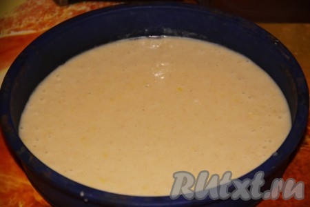 Полученное тесто вылить в форму, предназначенную для микроволновой печи. Форма подойдет силиконовая или стеклянная (если используете стеклянную форму, предварительно смажьте ее сливочным маслом). Я использовала форму диаметром 22 сантиметра.
