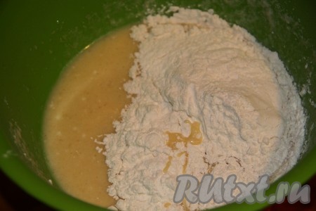 Всыпать муку в получившуюся массу и ещё раз хорошенько перемешать. Тесто по консистенции будет напоминать густую сметану.
