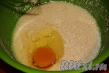 Затем в смесь кефира и манки добавить яйцо, сахар, разрыхлитель, сливочное масло комнатной температуры и все перемешать.
