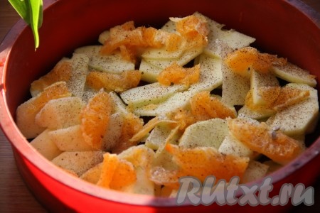 Даём заварному тесту немного остыть. Яблоки и апельсин очищаем от кожуры, убираем семечки, нарезаем на дольки. Выкладываем фрукты в форму для выпечки (я взяла форму диаметром 22 сантиметра), сверху присыпаем корицей. Если форма не силиконовая, тогда предварительно смажьте форму маслом.