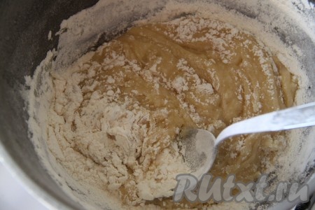 В масло, растопленное с сахаром, постепенно добавляем сметану, ванилин, цедру лимона и муку, тщательно перемешивая массу. Как только заварное тесто станет однородным, снимаем с огня. Тесто для этого яблочного пирога получится достаточно густым, похожим на заварное тесто для эклеров.
