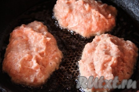 На раскаленной сковороде с добавлением растительного масла обжарить мясные оладушки на среднем огне до золотистого цвета с двух сторон (при желании обжаренные оладьи можно накрыть крышкой и протушить минут 10 на небольшом огне).
