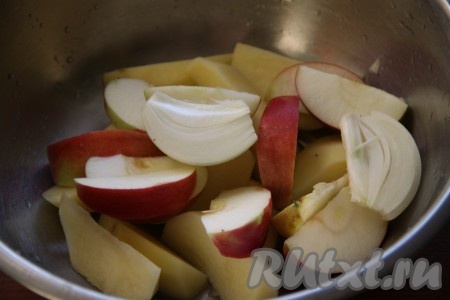 Картошку, лук и морковь очистить. Картофель, лук, морковь и яблоки нарезать ломтиками, слегка посолить и поперчить.