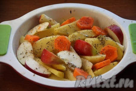 Овощи и яблоки выложить на дно формы для выпечки, присыпать их смесью итальянских трав.
