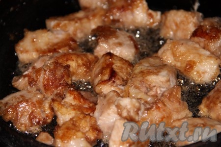 На сковороде разогреть растительное масло, выложить свинину и обжарить с двух сторон на огне выше среднего, переворачивая всего один раз. Мясо должно покрыться аппетитной румяной корочкой.