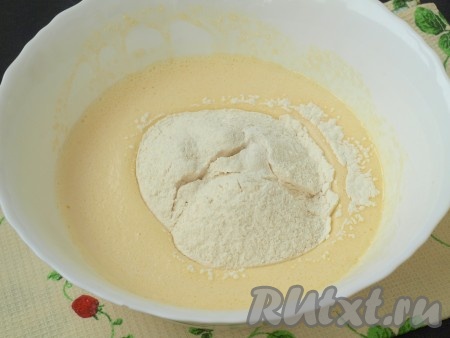 Добавьте в тесто муку и разрыхлитель. Если хотите чтобы тесто поднялось больше, можно добавить 1 чайную ложку разрыхлителя. Я добавила половину чайной ложки.
