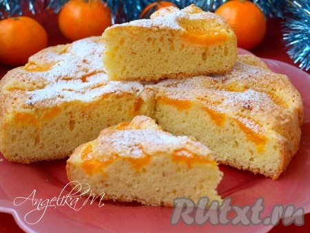 Шарлотку с мандаринами, присыпав сахарной пудрой и нарезав на кусочки, можно подавать к столу.
