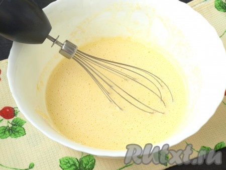 В миске взбейте яйца, пока они не увеличатся вдвое, затем постепенно начните подсыпать сахар, взбивая до побеления.
