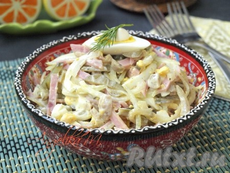 Переложить наш замечательный салат с ветчиной и маринованными грибами в подходящую пиалу и подать к столу.
