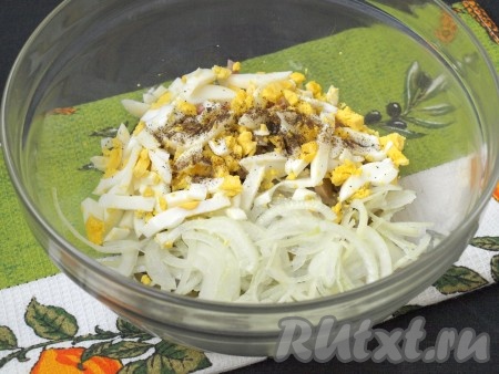 Соломкой нарезать варёные яйца, добавить в салат, посолить и поперчить.
