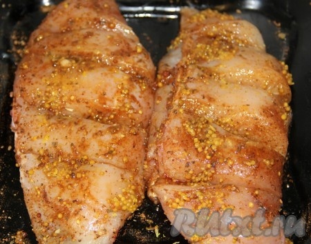 Разделить куриные грудки на 4 филе. На каждом кусочке сделать 5-6 надрезов. Положить мясо в глубокую форму, добавить соевый соус, цедру лимона, приправы, горчицу (не солить, так как соевый соус - соленый). Замариновать и оставить на 30 минут.