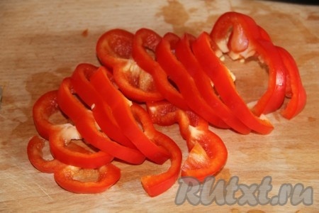 Перец нарезать соломкой.