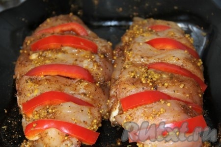 В разрезы куриной грудки вставляем полоски перца. 