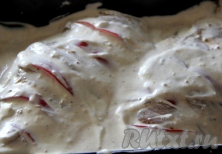 Заливаем сливками со специями. 