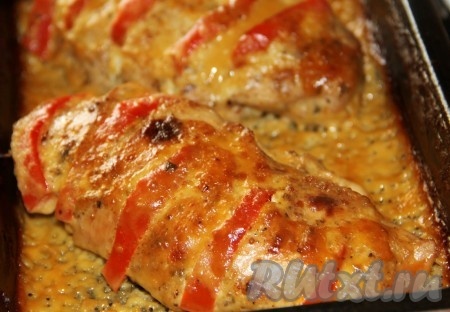 Накрываем фольгой куриную грудку в сливочном соусе и отправляем в духовку на 20 минут. После появления пузырьков в соусе, фольгу снимаем и запекаем наше блюдо, часто поливая этим соусом, до образования румяной корочки.