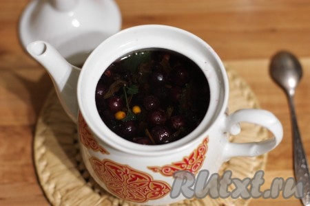 Все ингредиенты положить в заварочный чайник, залить небольшим количеством воды, раздавить ягоды ложкой, добавить горячей воды до полного чайника.