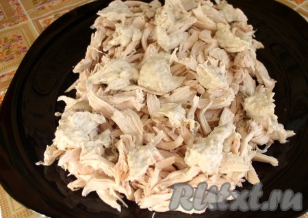 Собираем салат "Ёжик в тумане" слоями на плоском блюде, которое можно выстелить листьями салата. Каждый слой салата слегка посолить, поперчить и смазать приготовленной ранее заправкой. Слои выкладываем в такой последовательности:

1 слой: разобранное на волокна куриное мясо;
