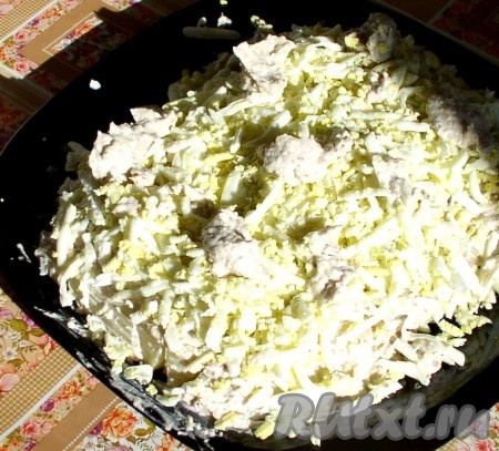 3 слой: натертый сыр;
4 слой: натертые яйца.