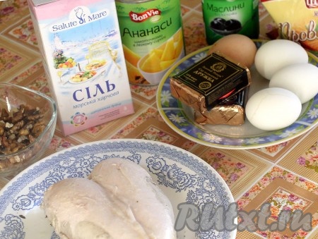 Куриное филе отварить в подсоленной воде до готовности и остудить. Для приготовления заправки блендером измельчить грецкие орехи в мелкую крошку. Добавить к измельченным орехам пропущенный через пресс чеснок, растереть, затем добавить майонез и тщательно перемешать получившуюся заправку до однородности.