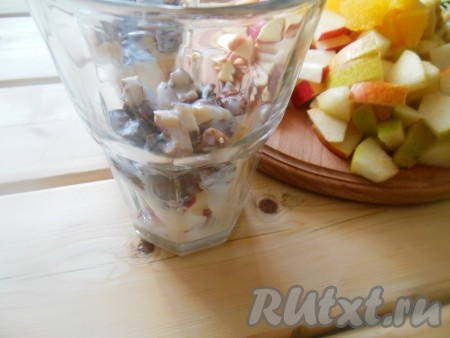 Можно сразу смешать фрукты с заправкой из йогурта, или же выложить салат послойно в высокие стаканы. Нижний слой - яблоки, затем груши, апельсин, банан, киви, каждый слой полить заправкой.
