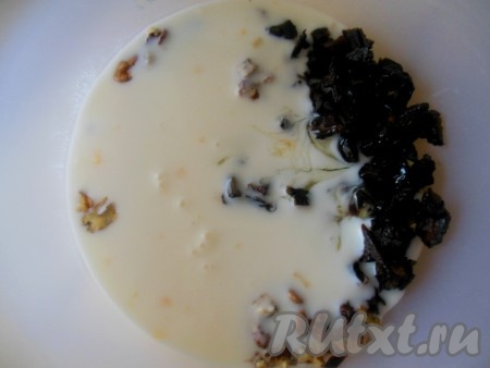 Смешайте орехи, чернослив, мед и питьевой йогурт, хорошо перемешайте и оставьте&nbsp;на 10-15 минут получившуюся заправку для фруктового салата.
